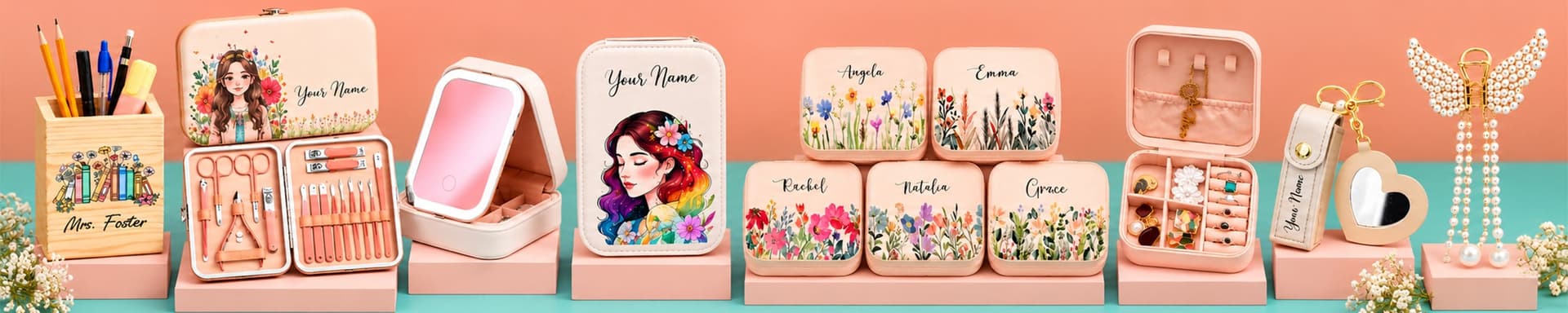 Personalized pieces in a row: a pen pot named Mrs. Foster, manicure kits, LED makeup boxes, mini jewelry boxes named Angela, Emma, Rachel, Natalia and Grace, a lipstick holder keychain and a pearl hair clip